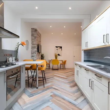 Cozy And Stylish Two Bed Apartmeant